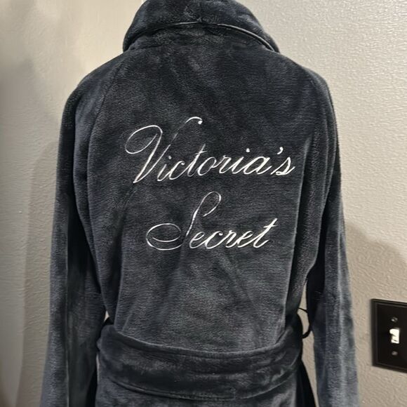 Victorias Secret Plush Black Robe Embroidered back - Picture 6 of 9